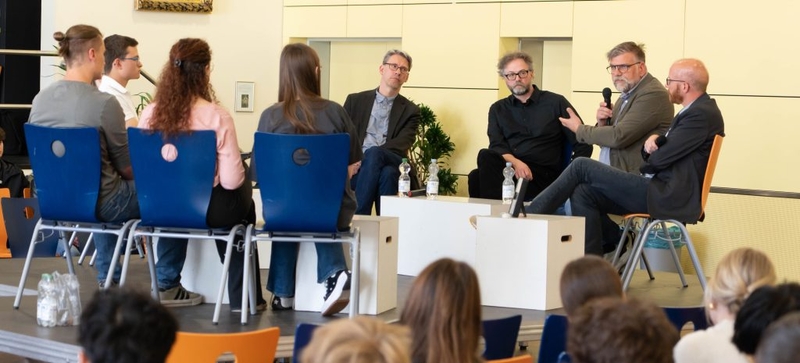 Bild einer Podiumsdiskussion mit Publikum im Vordergrund
