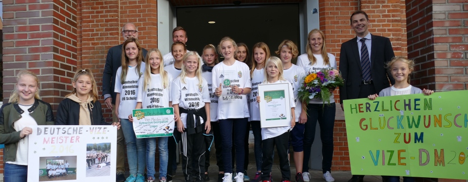 Gruppenfoto mit Herrn Heuer und Herrn Altmeppen