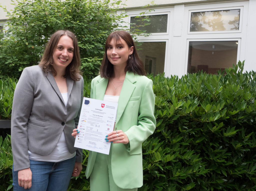 Das Foto zeigt die CertiLingua-Absolventin Clara Yael Wusterack und CertiLingua-Koordinatorin Judith Reinefeld.