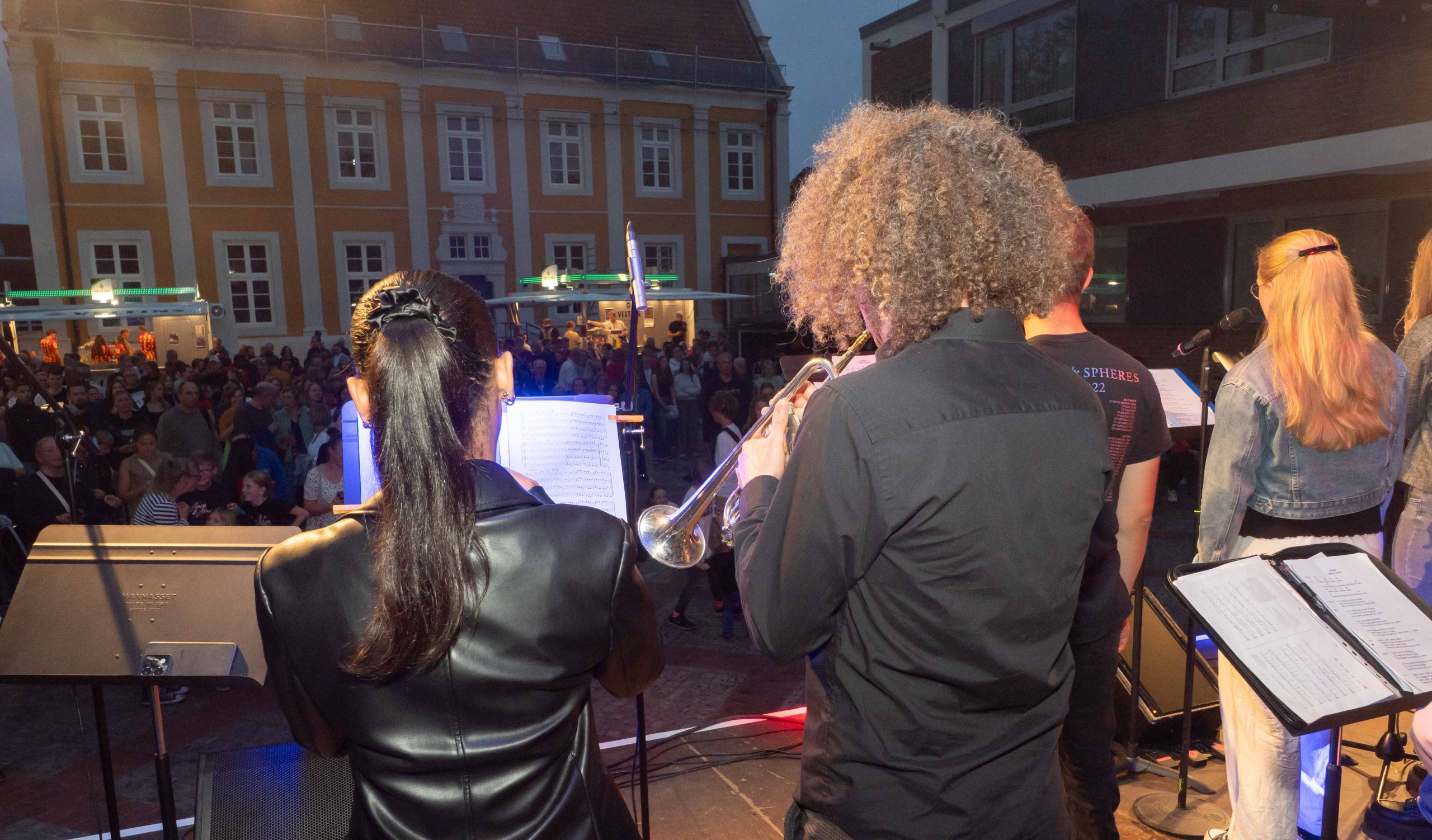 Frenetisch gefeiert – französische Musiker begeistern Schulgemeinschaft und beim Altstadtfest