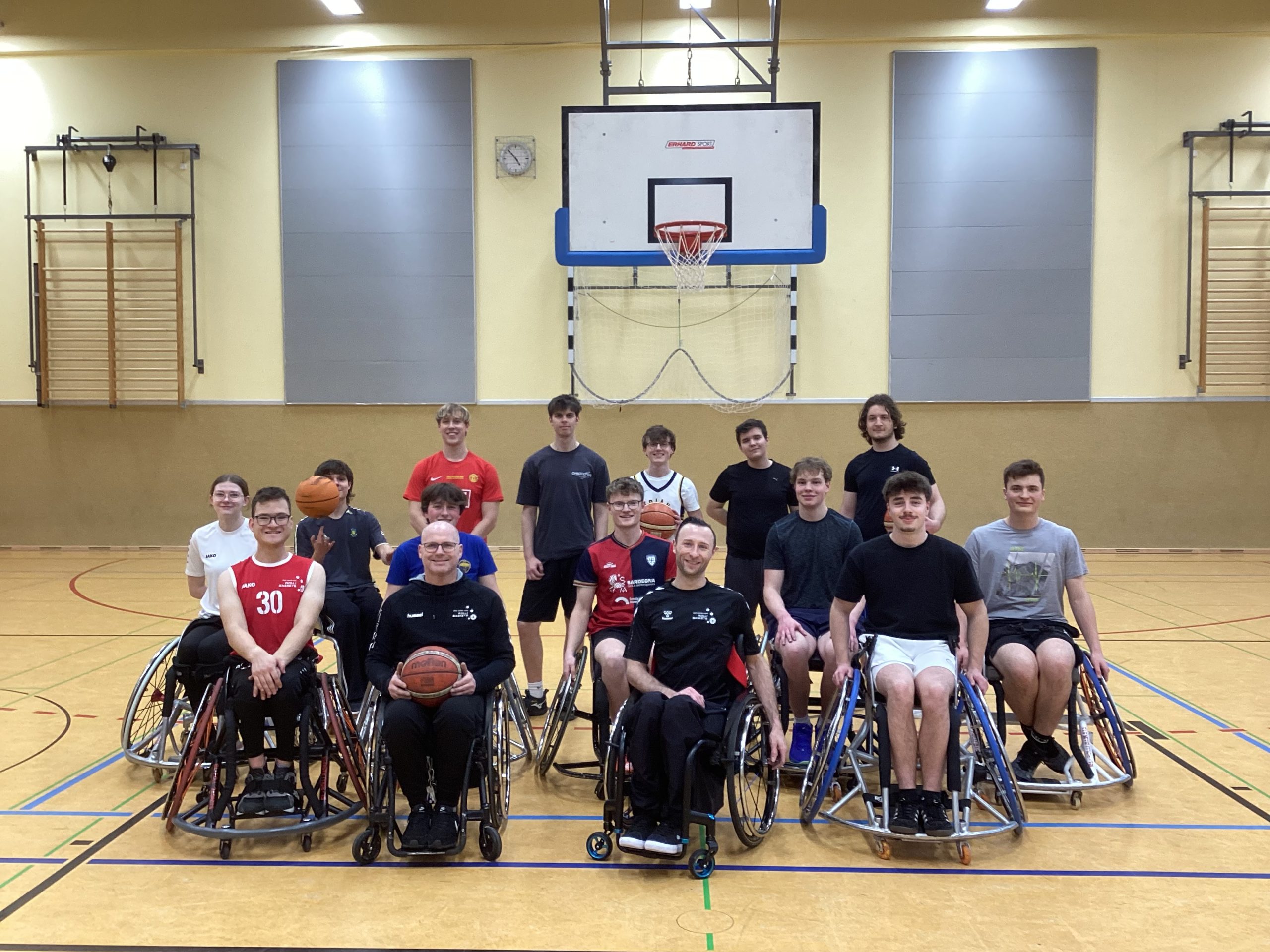 Mit Rollstuhl und Ball